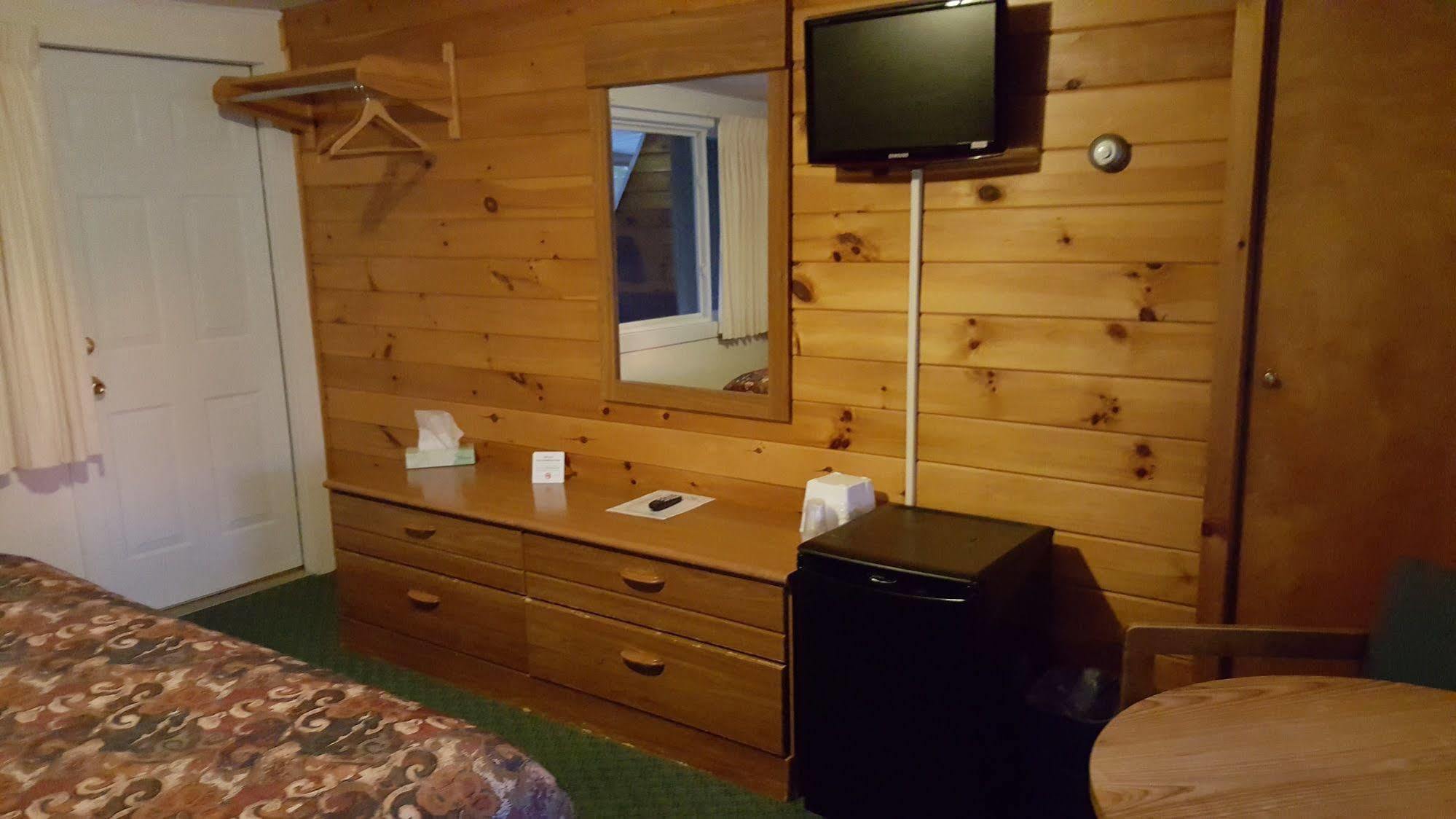 Clark'S Beach Motel Олд Фордж Екстериор снимка